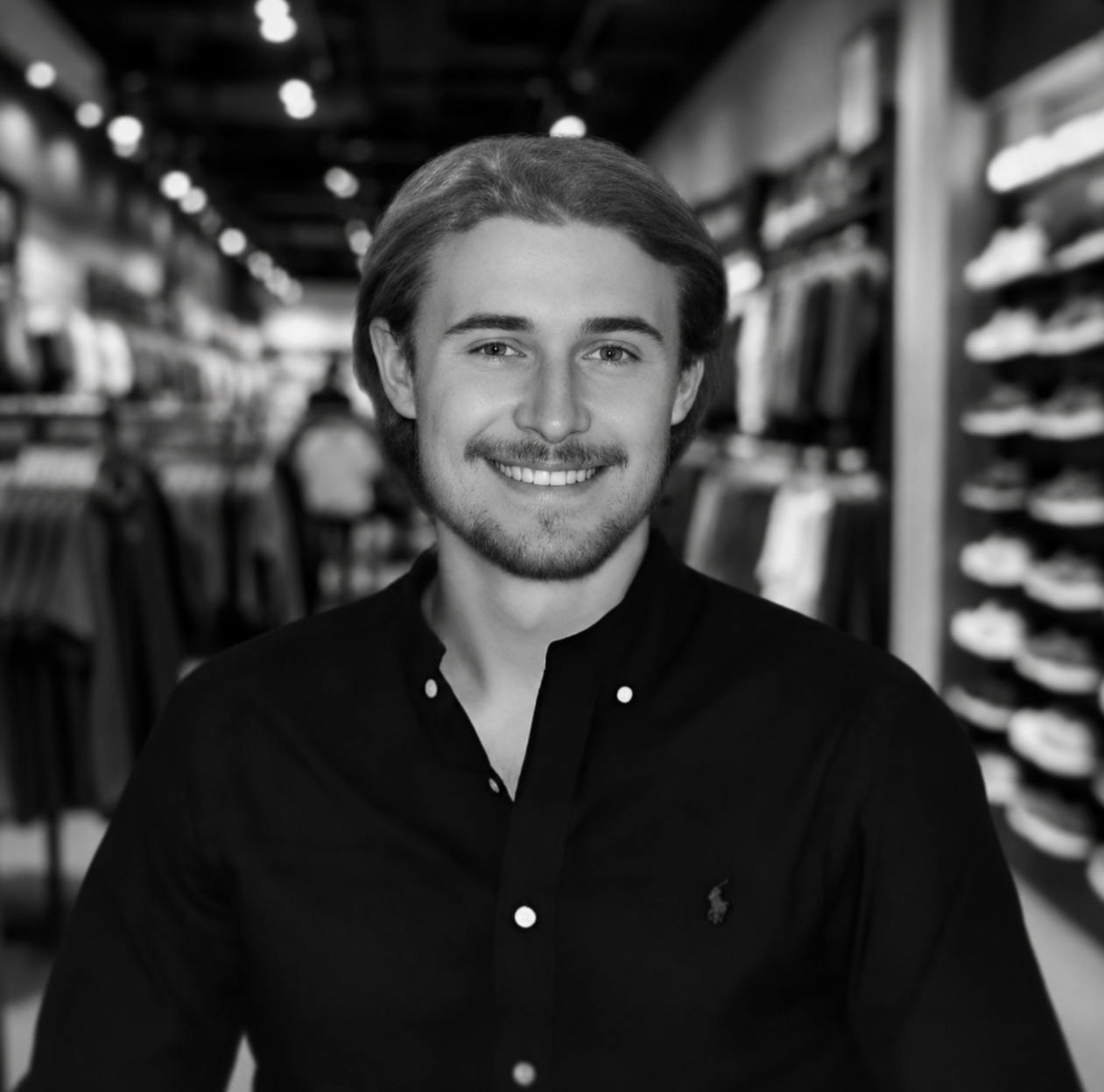 Daniel Nagy, grundare av BRAND IRL, i en butiksmiljö